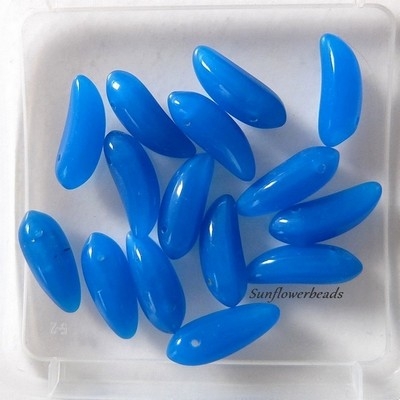 25 Glasperlen Banana beads - hellblau alabaster